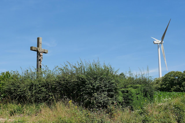 crucifix, calvaire entouré d'éoliennes