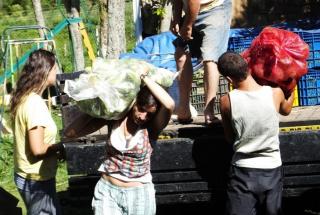 Participantes do 6º Enga (Encontro Nacional de Grupos de Agroecologia) descarregam alimentos no sítio Tibá, uma ecovila que recebeu o evento em São Carlos (a 232 km de São Paulo). Quase toda a alimentação foi plantada pelos grupos presentes a tempo de col