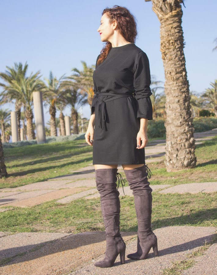 melange_boutique_fashion_blog_de_moda_look_vestido_negro_botas_mosqueteras_chaqueta_biker_bordada_zara_zaful