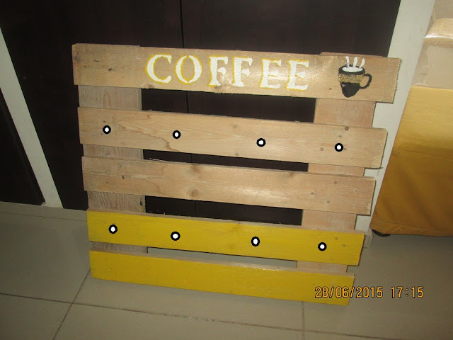 111 - מתלה לספלי קפה