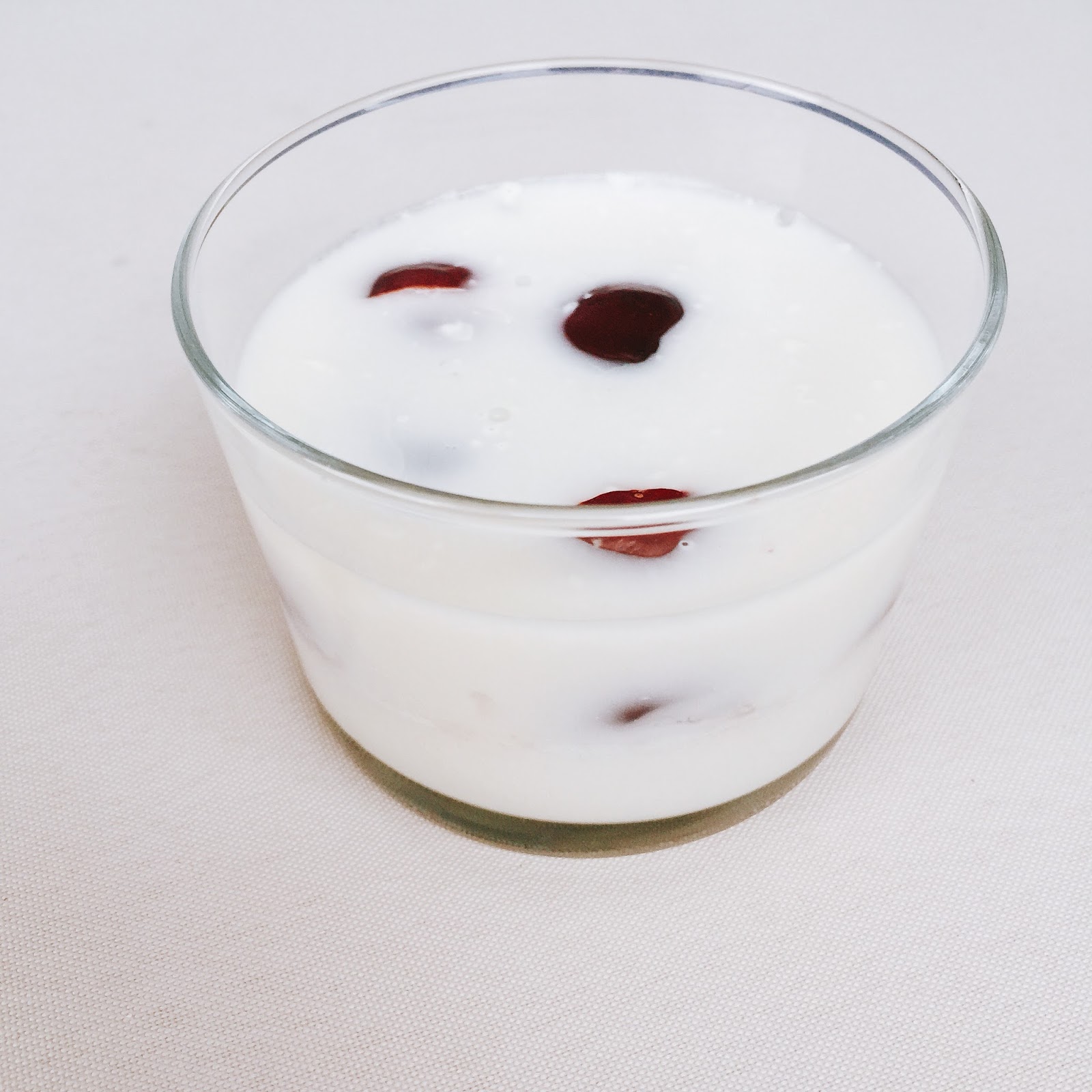 Gelatina de Horchata con Cerezas