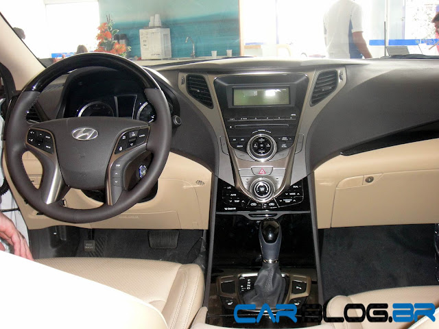 Hyundai Azera branco com interior bege