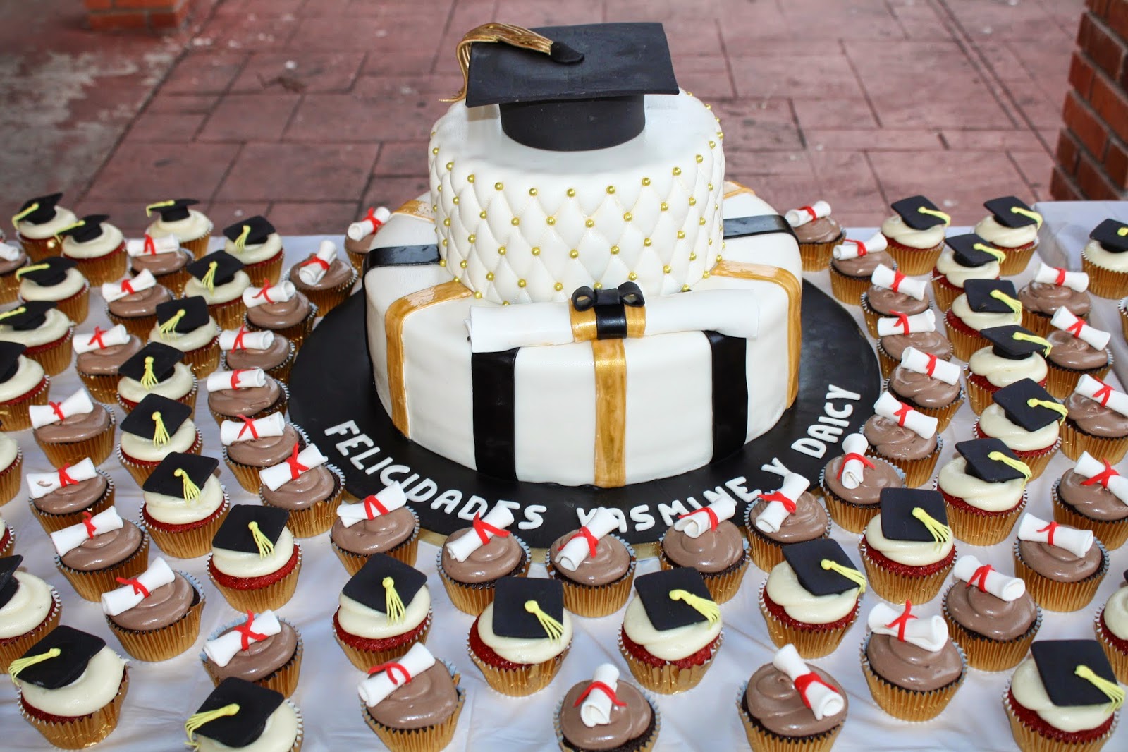 The Sugarcraft Place Graduation cake with cupcakes
