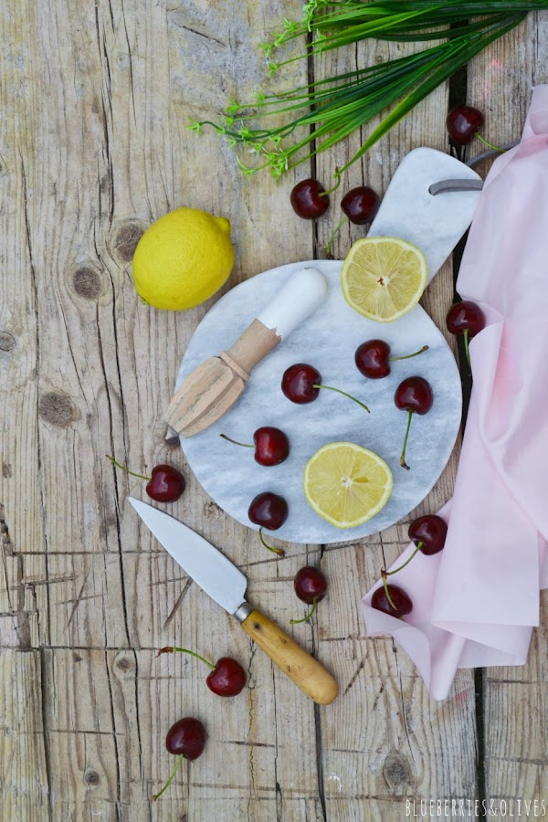 TABLA CORTAR DE MÁRMOL SOBRE MADERA VIEJA, CEREAS Y LIMÓN, CON EXPRIMIDOR Y CUCHILLO MANGO DE MADERA