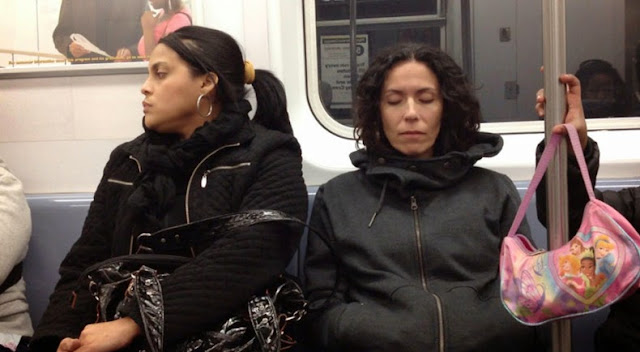 Cómo reacciona la gente cuando desconocidos se duerma en ellos en el metro