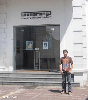 Photo di depan Galeri Semarang Kota Lama