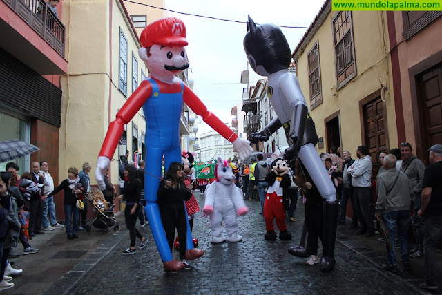 La Lluvia no pudo con el Desfile anunciador del Carnaval de Santa Cruz de La Palma