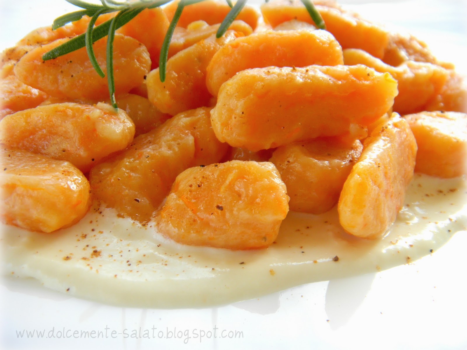 DOLCEmente SALATO Gnocchi di zucca e patate su fonduta di formaggio