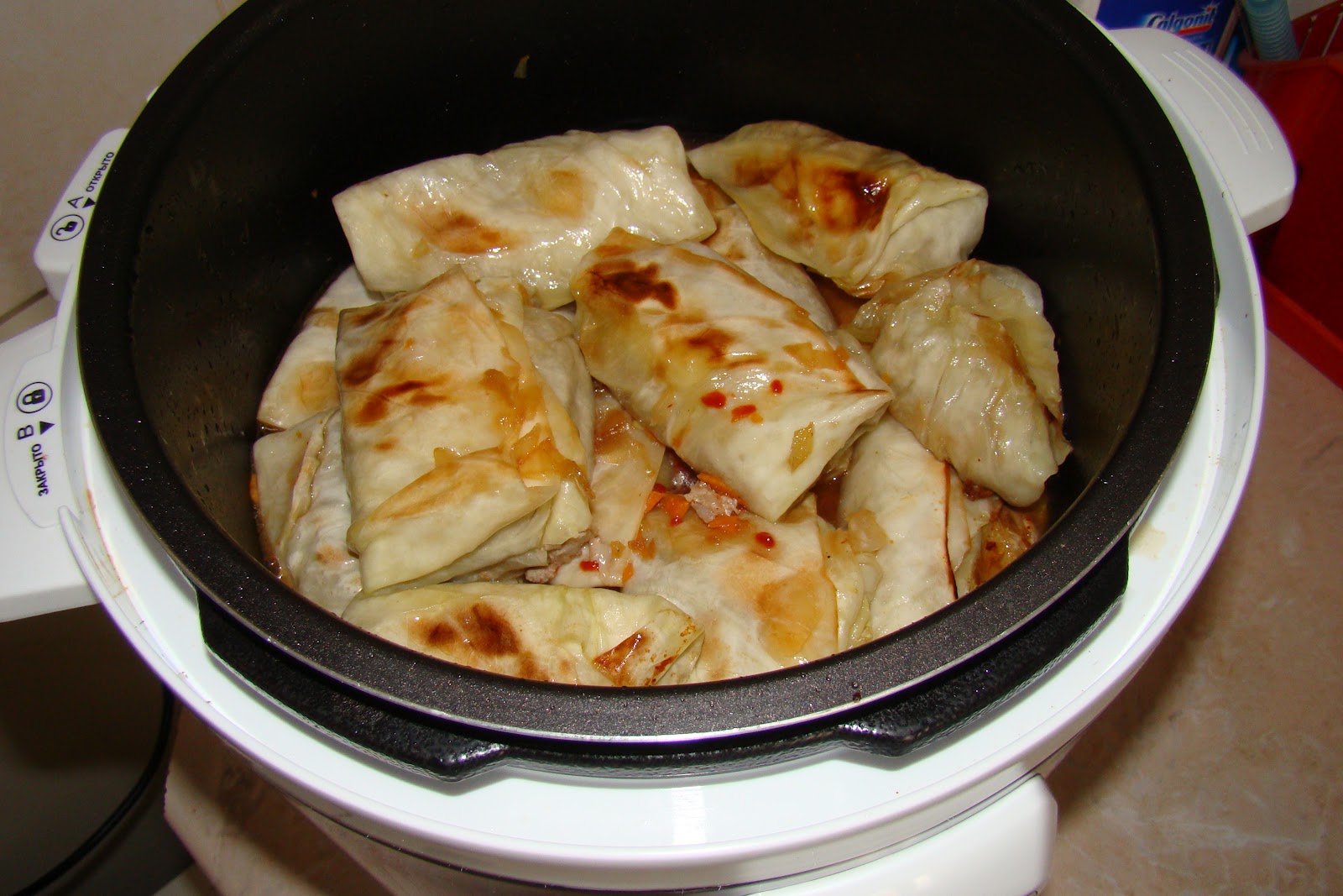 тушеная картошка в мультиварке с голубцами. голубцы в мультиварке пошаговый. ленивые голубцы с капустой рисом и фаршем в мультиварке. ленивые голубцы в мультиварке. голубцы на сковороде.