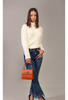 Jeans denim, model cu talie înaltă și franjurată la tiv Jeans denim, model cu talie înaltă și franjurată la tiv