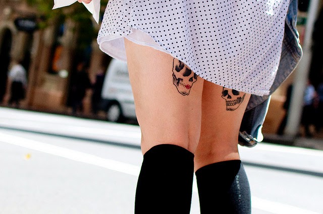 Tatuaje calaveras en las piernas