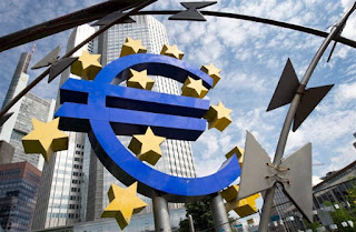  Δημοσίευμα των Financial Times προβλέπει ένα πιθανό σενάριο ελπίδας Μία ύστατη ελπίδα φαίνεται να υπάρχει από την ΕΚΤ και τον Μάριο Ντράγκι στην Ελλάδα, όπως αναφέρει δημοσίευμα των Financial Times με τίτλο «Η ΕΚΤ δίνει μια τελευταία ευκαιρία στην Αθήνα».  Όπως διευκρινίζεται στο άρθρο η ΕΚΤ ίσως ζητήσει από τους ηγέτες της ευρωζώνης να εγγυηθούν το ελληνικό χρέος, για να χρησιμοποιηθεί ως collateral και να αυξηθεί η παροχή ρευστότητας στην Αθήνα.  Παρόλα αυτά αναφέρεται πως πολλοί αξιωματούχοι που συμμετείχαν στις συνομιλίες προειδοποίησαν πως δεν υπήρχε μια σαφή πορεία προς συμφωνία ώστε να είναι πιθανό να αποφευχθεί μια ανεξέλεγκτη χρεοκοπία, όταν και η Ελλάδα θα πρέπει να κάνει τις πληρωμές ύψους 3,5 δισ. προς την ΕΚΤ.  «Το Grexit είναι στα χείλη όλων, αλλά κανείς δεν το λέει πραγματικά», ισχυρίζεται η εφημερίδα πως ανέφερε αξιωματούχος που συμμετείχε στις ομιλίες.  Την ίδια στιγμή βέβαια η πρόταση μέλους του Δ.Σ. της ΕΚΤ έκανε λόγο για χρηματοδότηση – γέφυρα, μέχρι να κλείσει η συμφωνία. Συγκεκριμένα ο Έβαλντ Νοβότνι, μέλος του ΔΣ της ΕΚΤ και κεντρικός τραπεζίτης της Αυστρίας, ανέφερε πως αποτελεί μια πιθανότητα το να δοθεί μία μορφή χρηματοδότησης στην Αθήνα όσο βρίσκεται σε διαπραγμάτευση.  Newsbeast