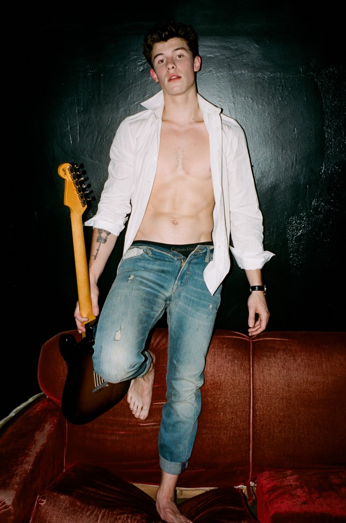 The Stars Come Out To Play: Shawn Mendes - New Shirtless & Barefoot