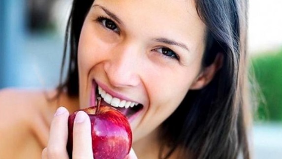 12 Cara Memutihkan Gigi Kuning Secara Alami, Enggak Malu Apa Giginya Kuning..