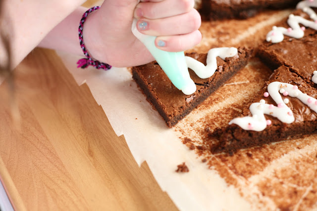 Easy peasy Christmas Brownie Tree Treats, turn your brownies into the perfect Chrsitmas gift. www.goodfoodshared.blogspot.com