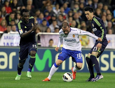 Callejon and Essien fight for recovering a ball against Zaragoza