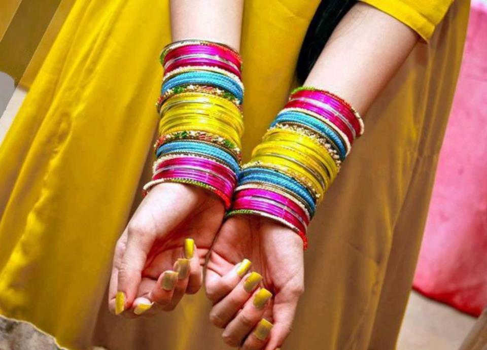 simple glass bangles in girls hands Sari Info