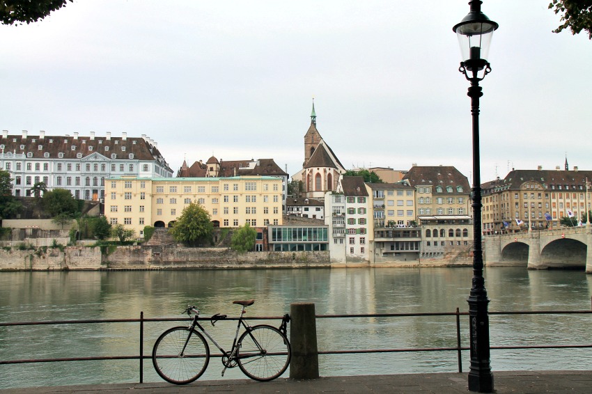 Pas grandchose Floating down the Rhine in Basel