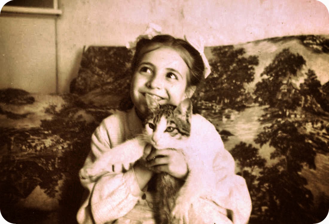 1960, bambina con gatto rassegnATTo