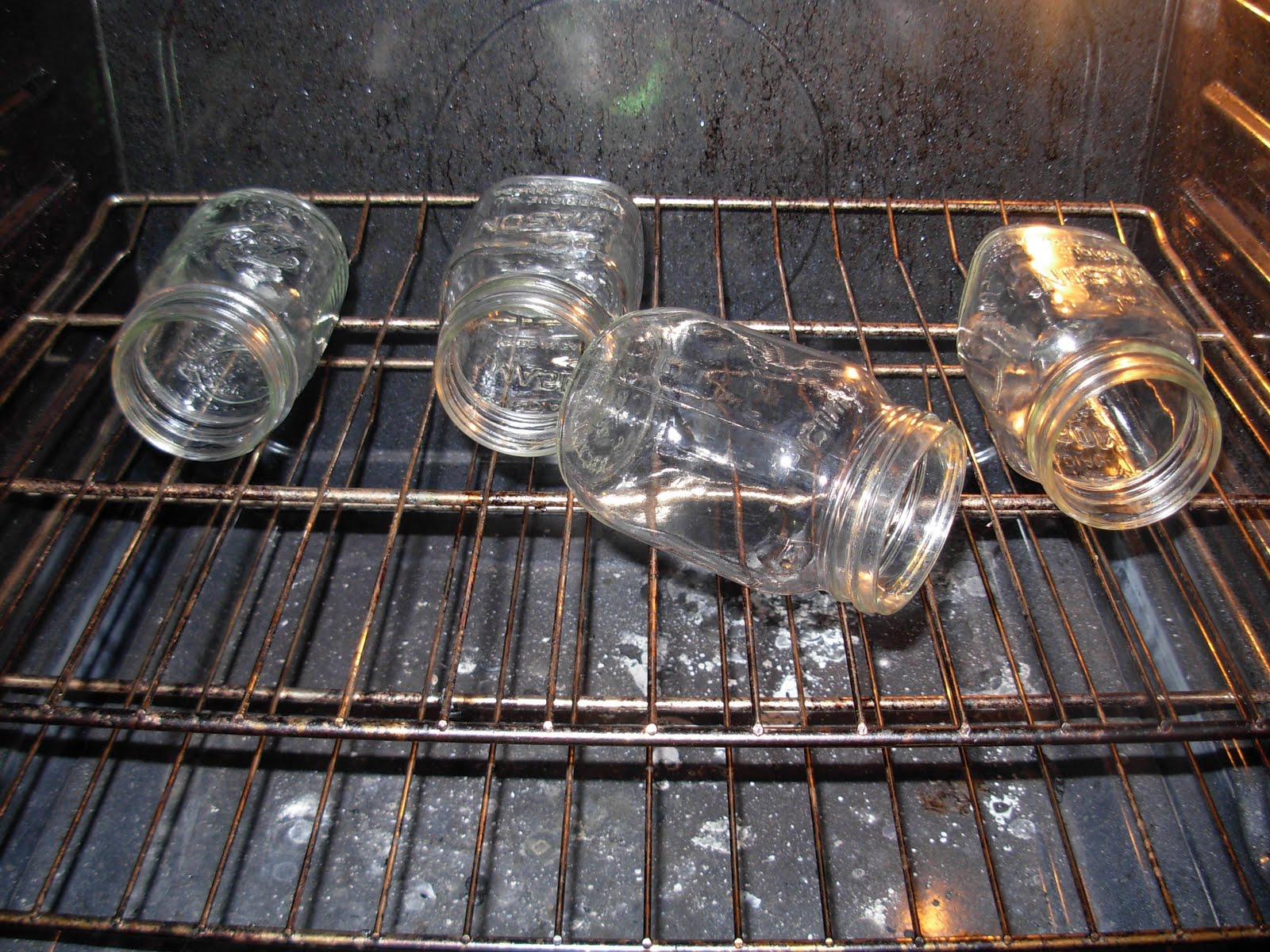 Стерилизация банок в духовке. Пастеризовать банки в духовке пустые как. Стерилизация банок. Стерилизовать банки. Стерилизация банок в духовке.
