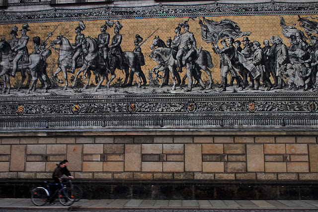 The_Fu%25CC%2588rstenzug_%2528Procession_of_Princes%2529_mural_at_the_outer_wall_of_the_Stallhof_%2528Stables_Courtyard%2529_of_Dresden_Castle._Dresden%252C_Germany%252C_Western_Europe%252C_January_9%252C_2014-3.jpg