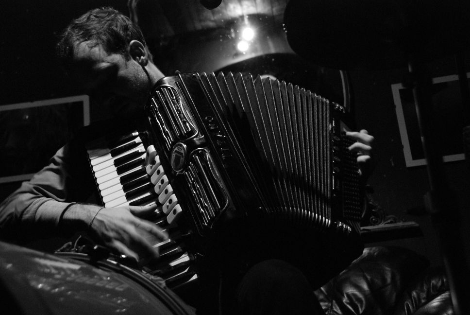 Sciame inquieto: Lonesome Leash. Blackmarket, Unplugged in Monti, 25