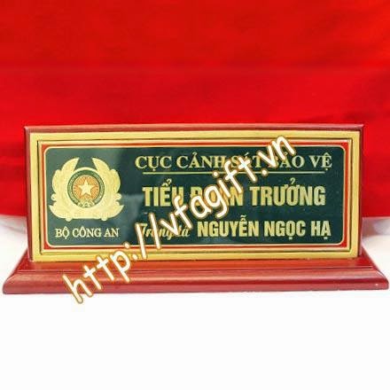 đúc biển chức danh bằng đồng,nhận làm biển tên để bàn,in ấn biển chức danh Bien-chuc-danh-de-ban