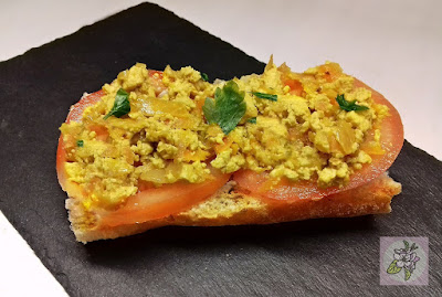 Tosta de Tomate con Revuelto de Tofu.