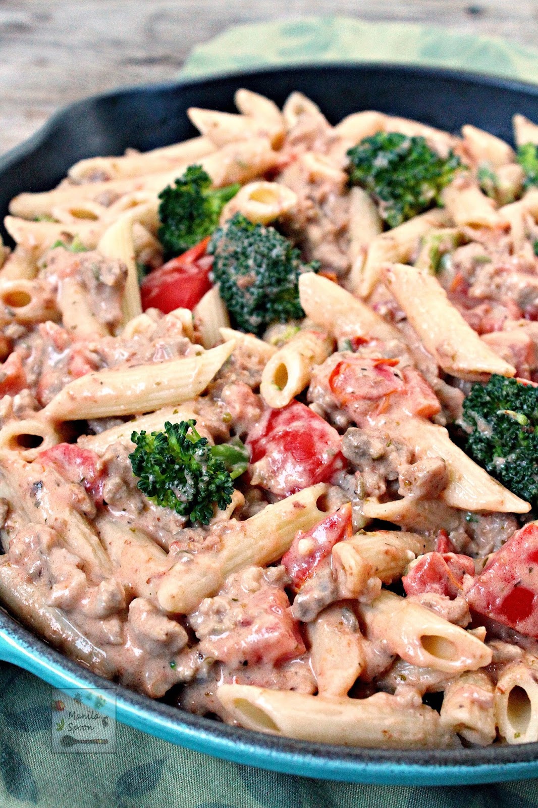 Ready in 30 minutes or less, this delicious Italian Sausage and Broccoli Alfredo Pasta meal makes dinner a breeze for Mom. Just five main ingredients is all you need! | manilaspoon.com