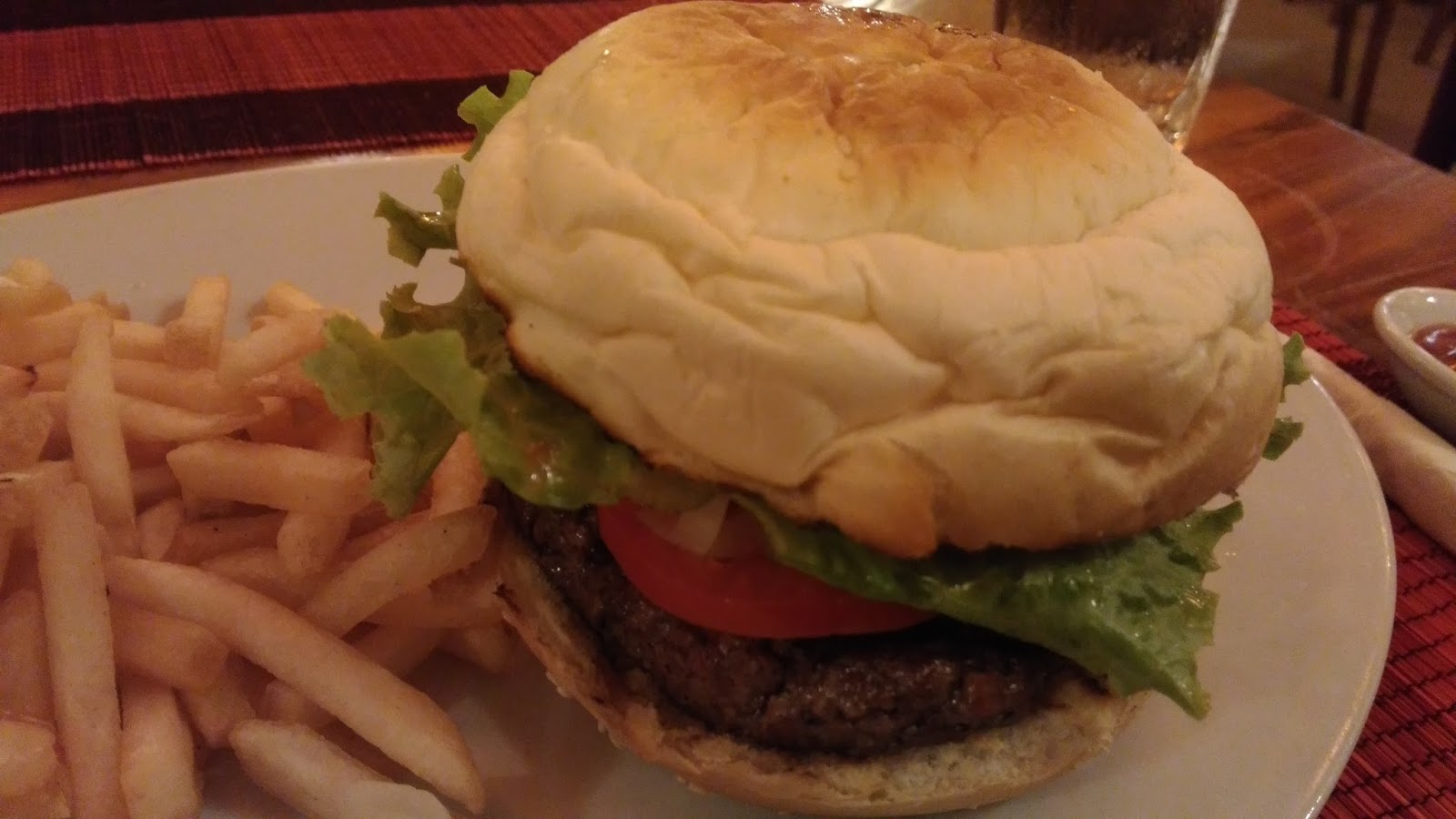 プノンペン ハンバーガーの名店lone Pine Cafeが移転 でもウマさは変わらず