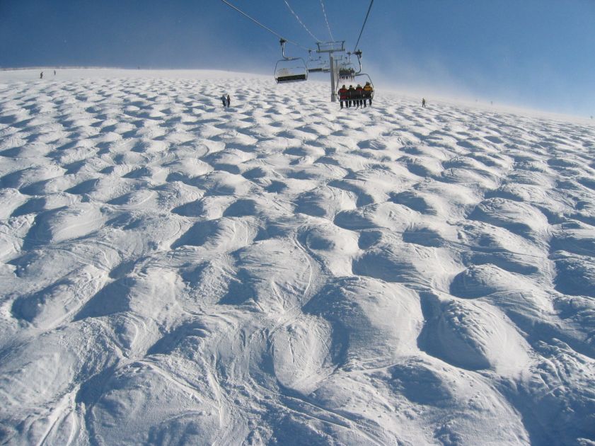 Formation et migration des bosses sur une piste de ski