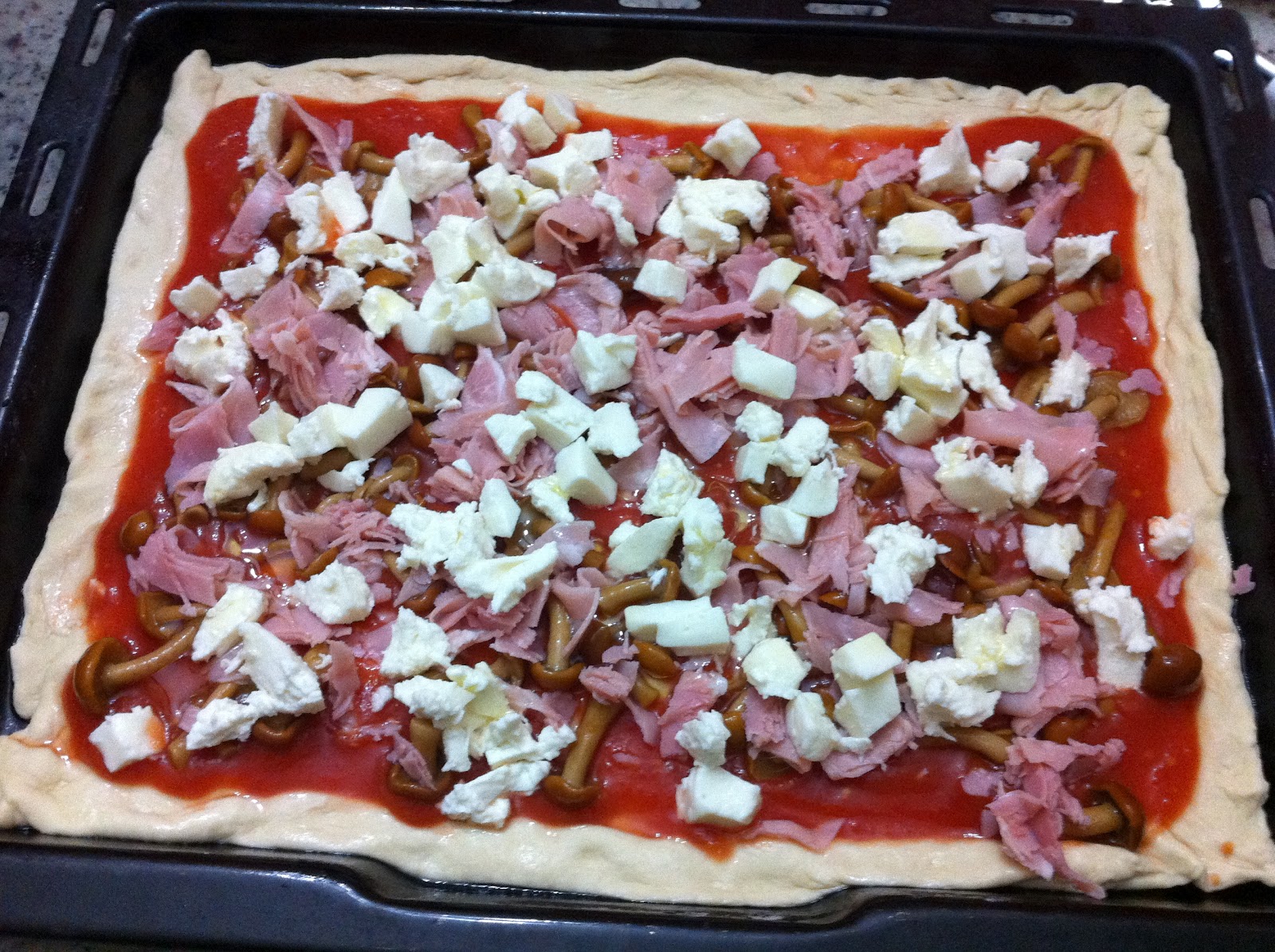Le mani fatate S Pizza con funghi e prosciutto cotto