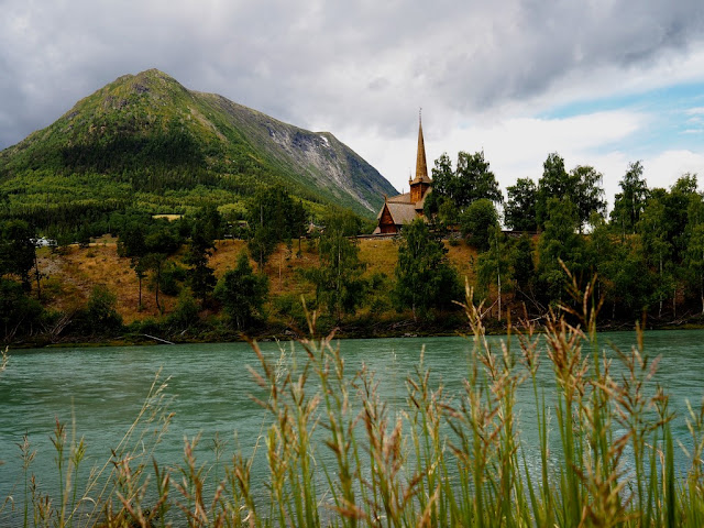 Pohled na řeku Bovra - Lom Lom, řeka Bovra, kostel Staykyrkje, Norsko