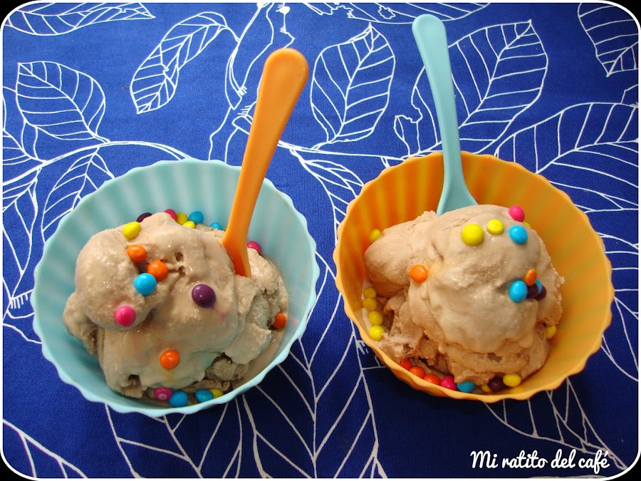 Helado de chocolate con caramelo y avellanas