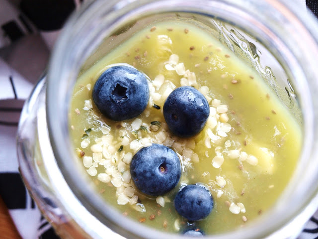 Grüner Smoothie mit Mango und gelben Kiwis