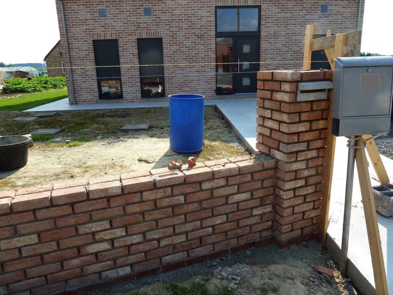 La Construction de notre Maison: Le muret devant la maison (2)