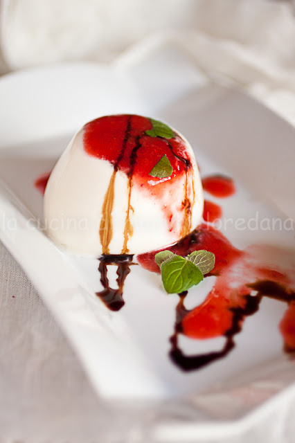 panna cotta al timo e caffè con salsa alle fragole , riduzione all'aceto balsamico e mentuccia