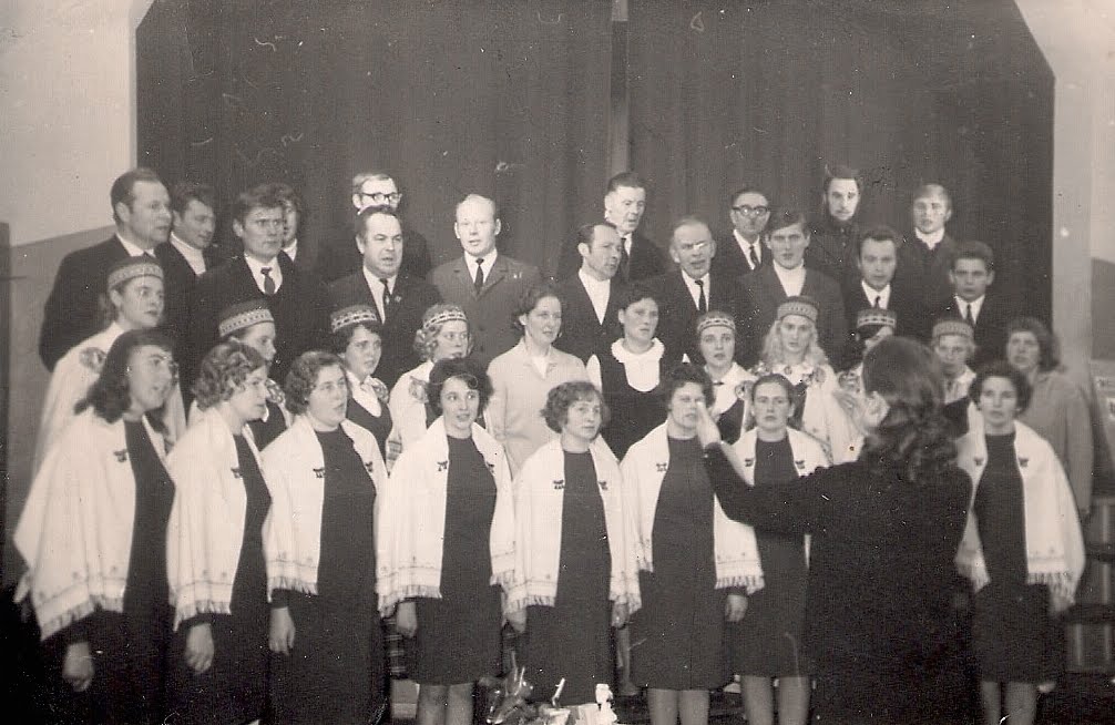 Valles tautas namā dzied Bebru ciema koris (1970-tie gadi)