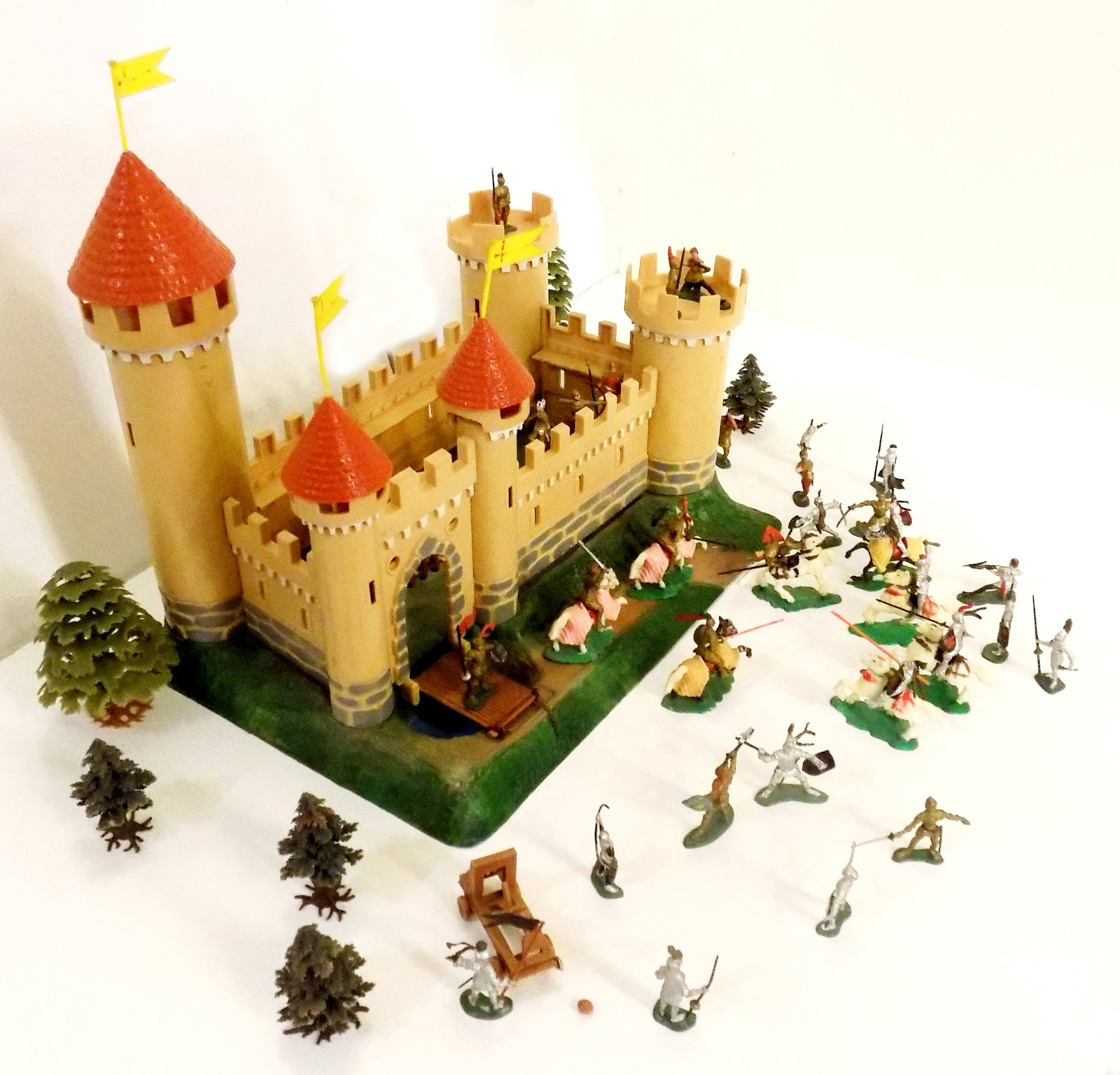 Toys and Stuff Marx Miniature Knights and Castle Playset Pt 1