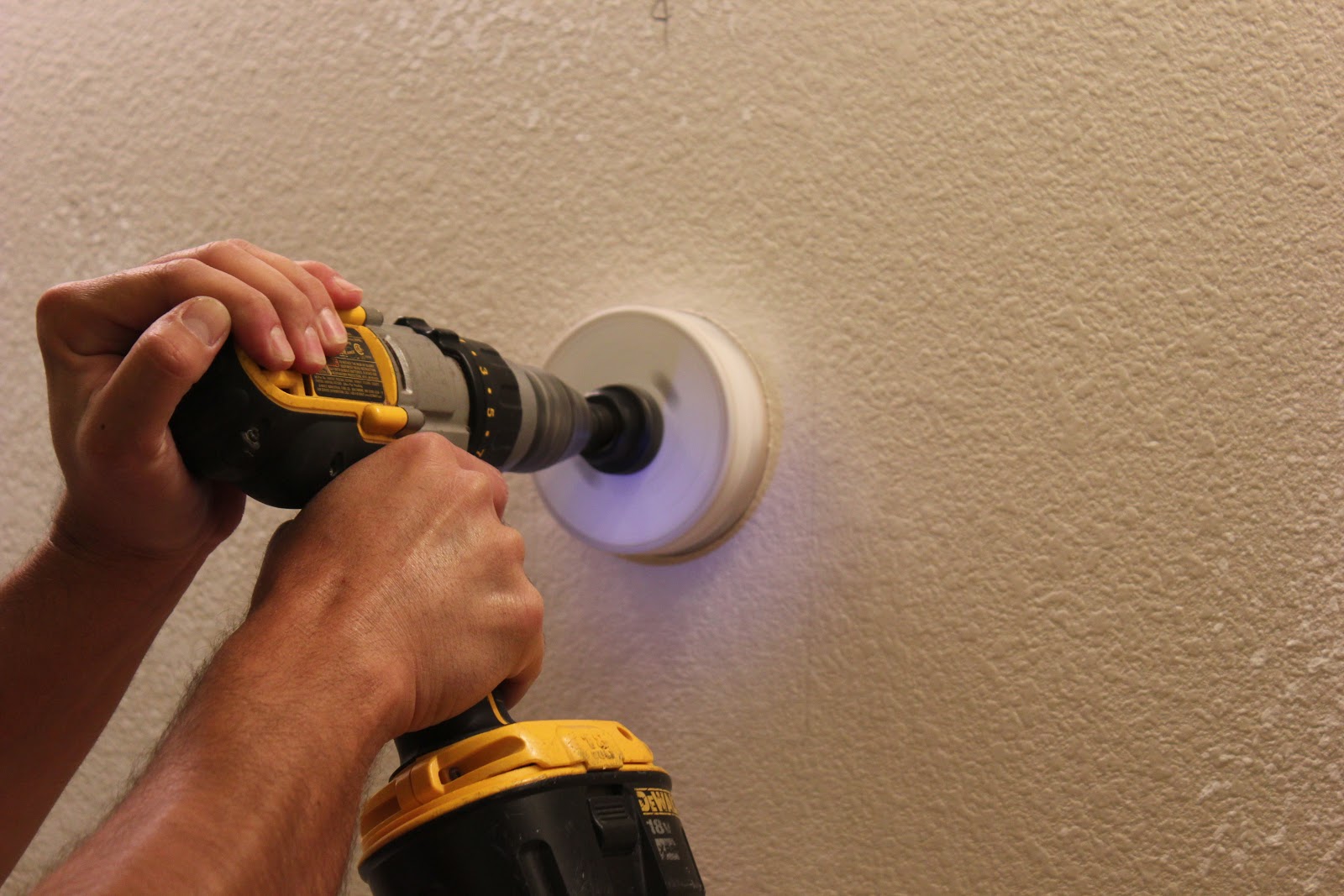 Подрозетник в стене. Подрозетник в стене. Подрозетник по бетону 4 шт 60 мм глубиной. Подрозетник по бетону 10164n. Инструмент для сверления отверстий в бетоне под розетку.