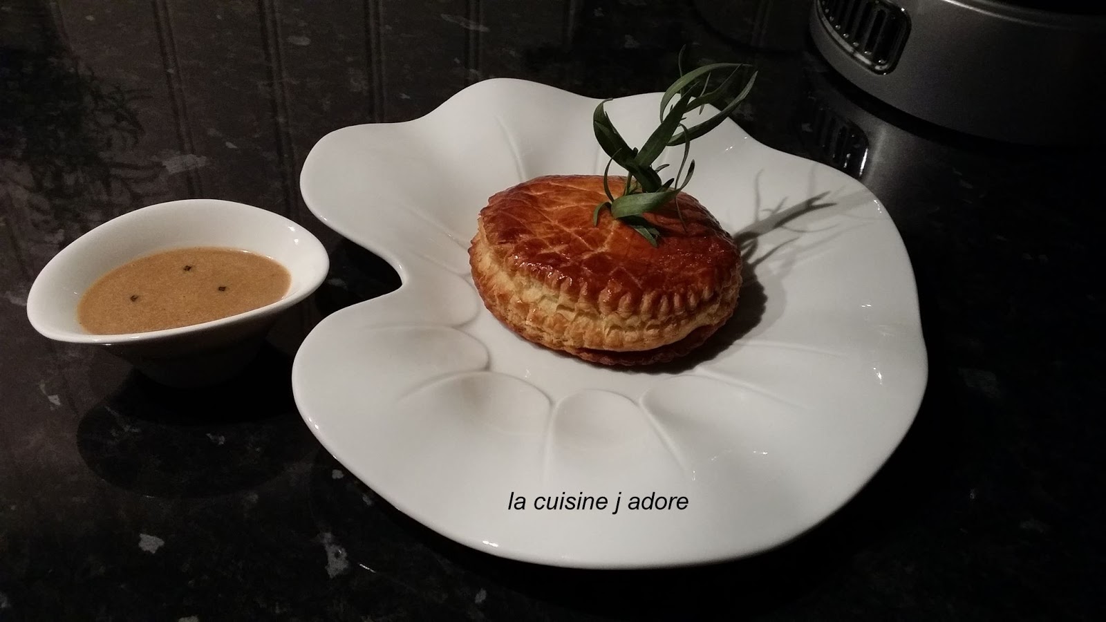 la cuisine j adore PETITS PÂTES FEUILLETEES A LA FARCE FINE, SAUCE AU