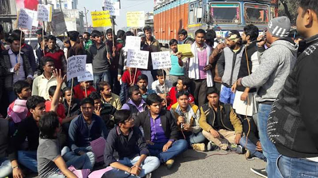 सुबह से जारी है आन्दोलन और हक़ की लड़ाई।MP और MLA से की गई इस्तीफे की मांग।देखें... 1 सुबह से जारी है आन्दोलन और हक़ की लड़ाई।MP और MLA से की गई इस्तीफे की मांग।देखें... 1