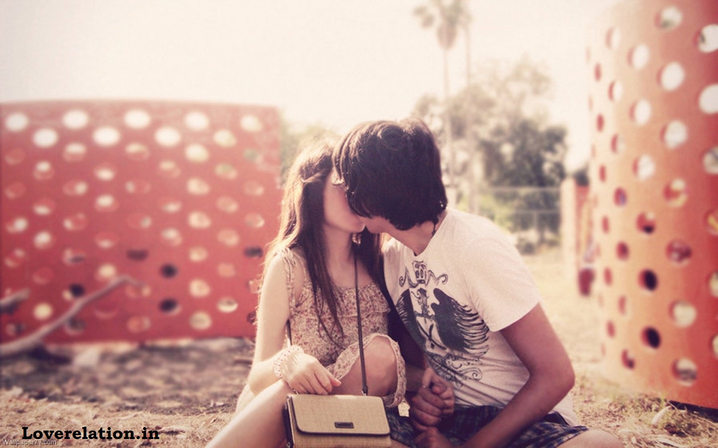 влюблённые подростки. Pod. парень обнимает девушку. характер пары 12. тся.