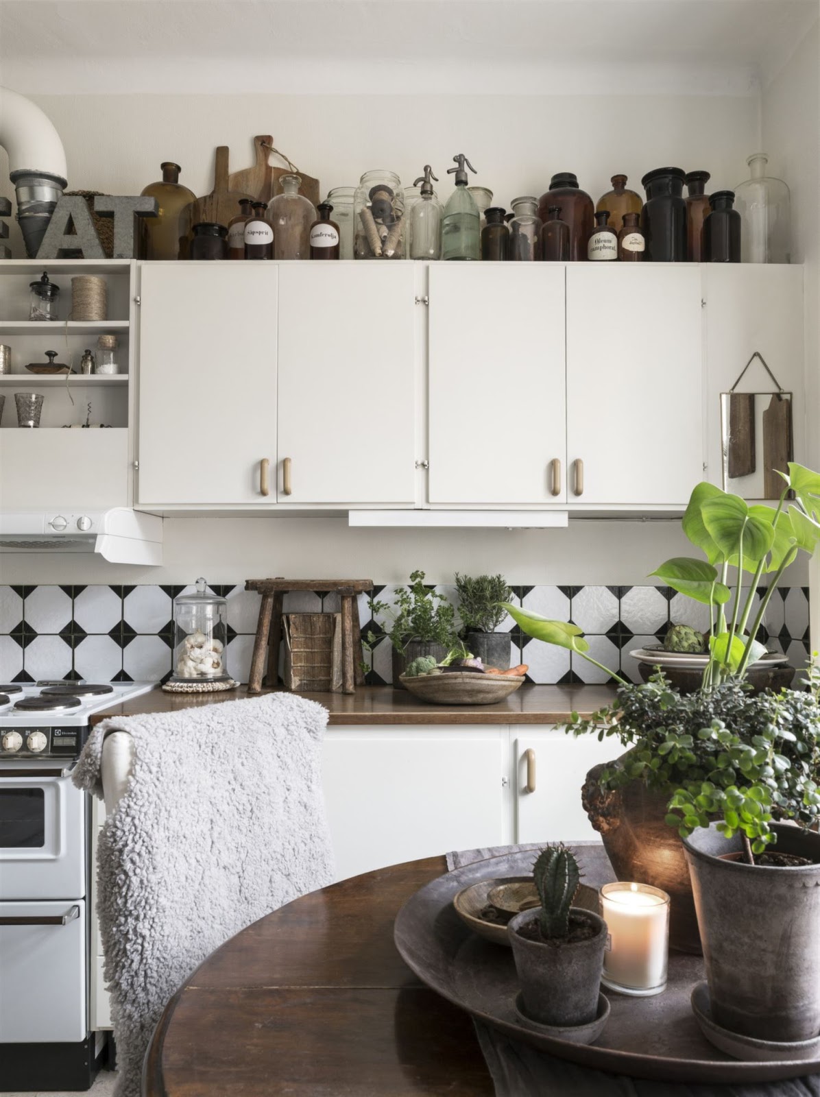 A small Swedish apartment with vintage furniture and flea market finds
