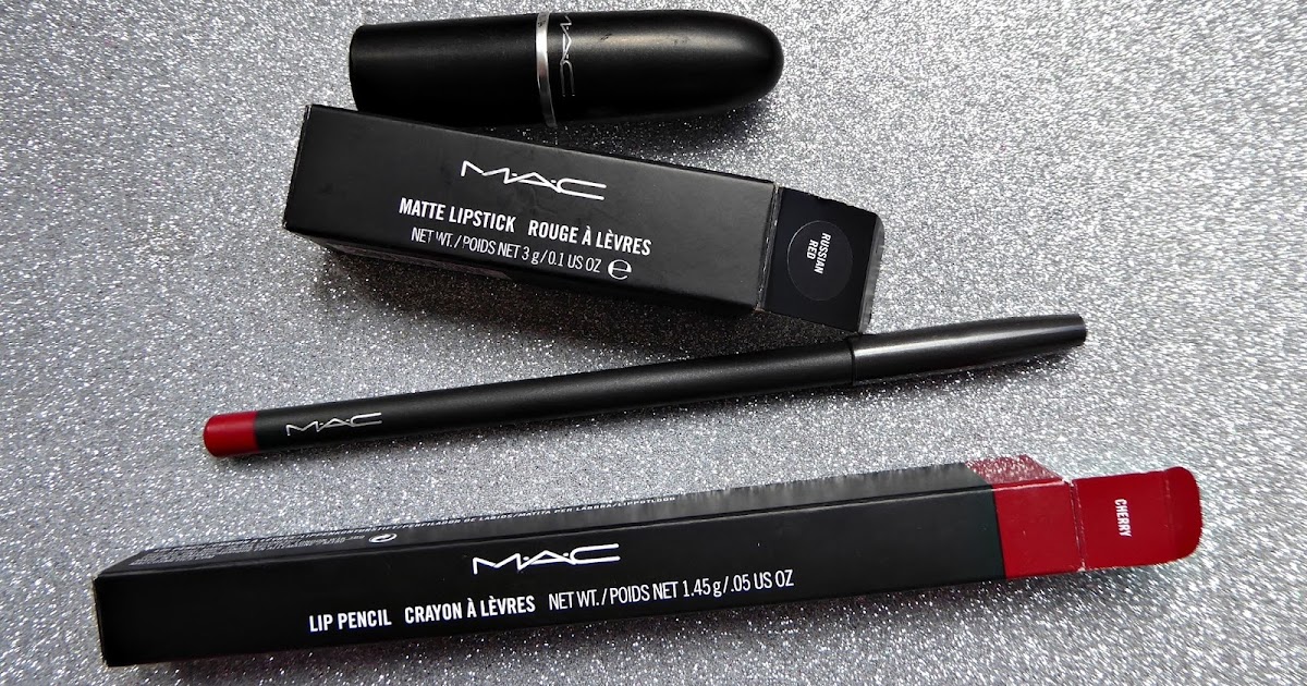 Envuelta en crema Russian Red de Mac, el rojo de labios perfecto