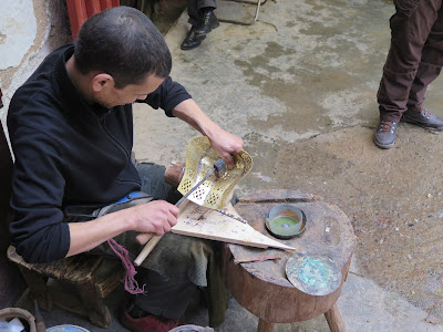 Artesano del latón en la medina de Fez
