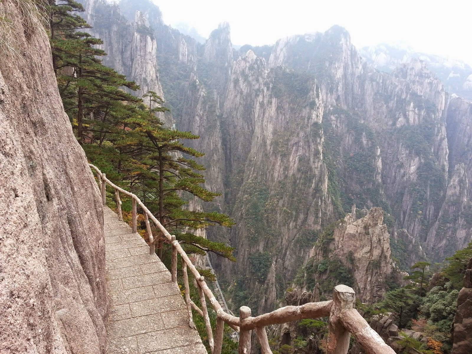 Возрождение хуаншань. Лестница горы Хуаншань. Мост бессмертных Хуаншань Китай. Урумчи гора Хуаншань. Хуаншань Китай лестница в горах.