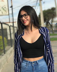 mujeres bellas chilenas hermosas pantalones calle ajustados jovenes morenas etiquetas yoga