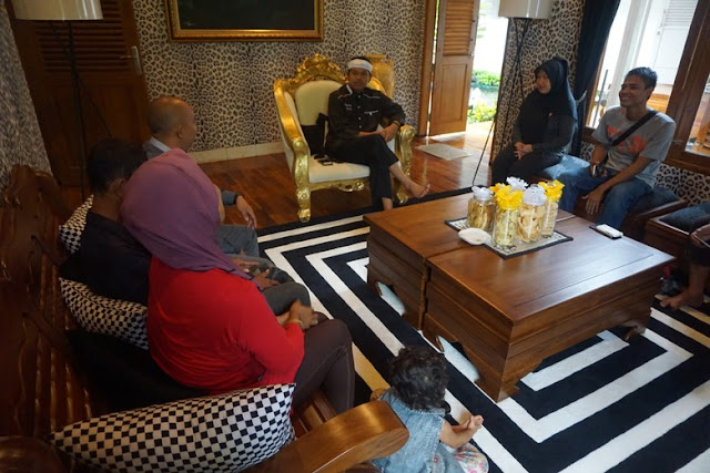 Aneh, Pemulung Ini Ngotot Tak Mau Dibantu Oleh Bupati Saat Diundang