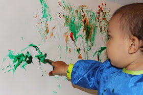 Kind malt mit Fingermalfarbe